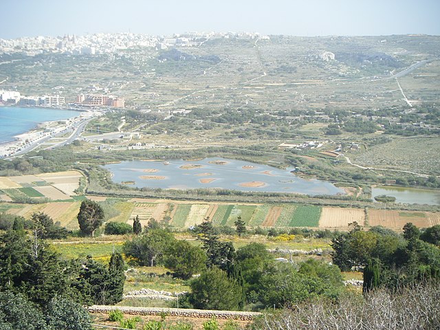 Blick vom St. Agatha’s Tower (Red Tower) auf der Marfa Ridge gen Südosten auf den 0,56 Kilometer Luftlinie entfernten größten See Maltas. Am linken Bildrand ist ein Teil der Mellieħa Bay zu erkennen und dahinter die Stadt Mellieħa.