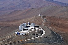 Один із телескопів стеження знаходиться в обсерваторії Паранал у Чилі (VST на дальньому кінці гірського плато)