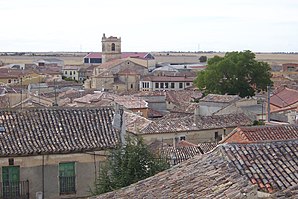 Villalba de los Alcores - View of the village with the Santiago Apóstol Church