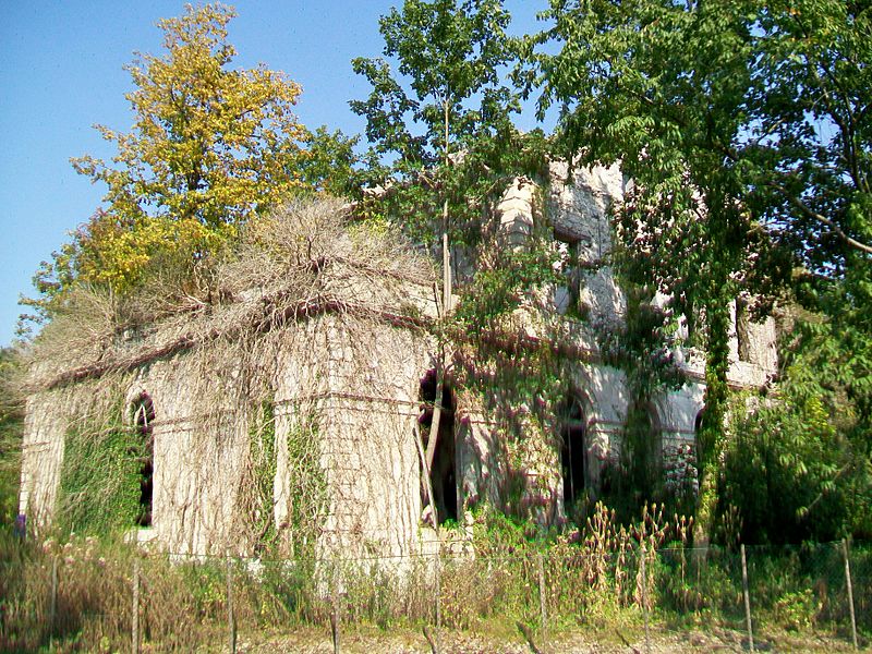 File:Villeron (95), ruine du château, au nord-est du village 02.jpg