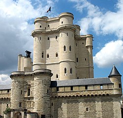 Donjon del Castillo de Vincennes protegido por sus muros.