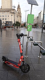Miniatuur voor Bestand:Voi scooter in Liverpool 20221101 085614.jpg