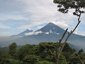 Volcán de Fuego (solda) ve Volcán de Agua'nın (sağda) görünümü.