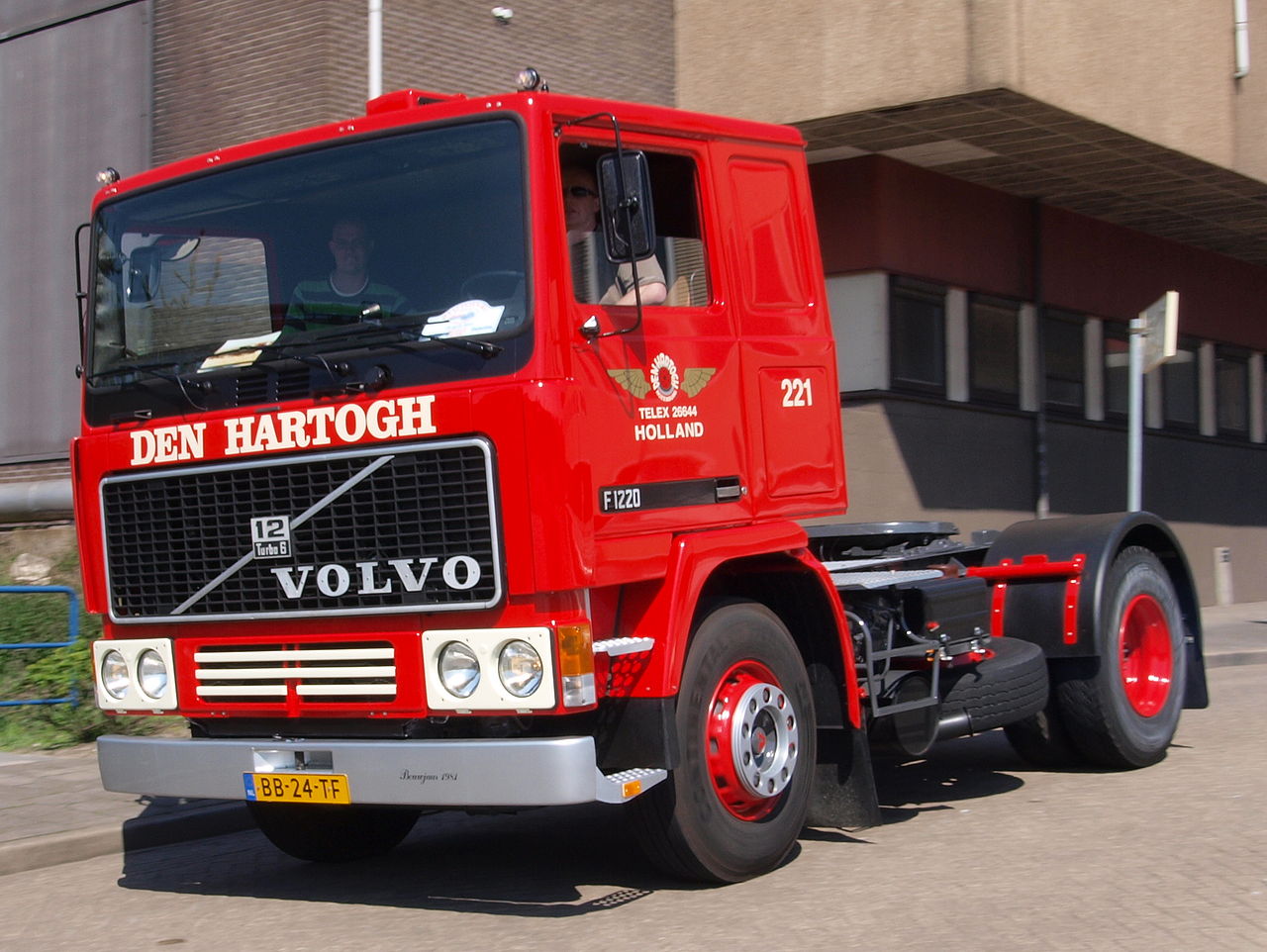 Volvo F10, F12 e F16 camion 1280px-Volvo_F12-4X2_%281981%29_licenceno_BB-24-TF_pic1