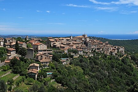 Vue du village de Tourrettes-sur-Loup depuis la route des Quenières.JPG