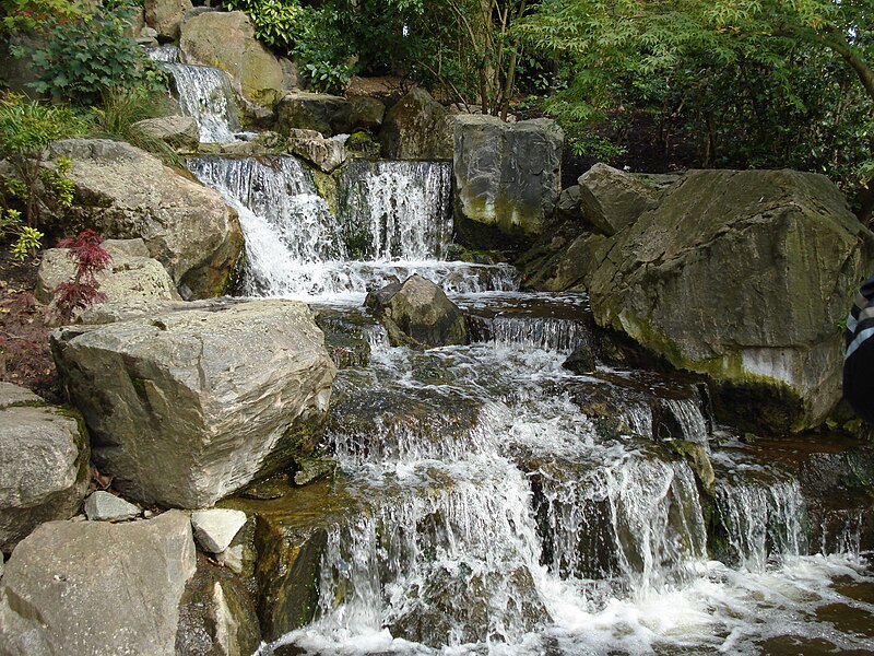 File:Waterfall-Holland-Park-شلال.JPG