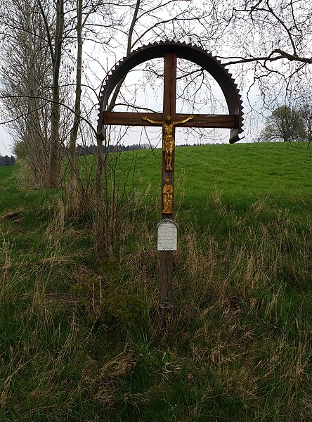 File:Wegkreuz in der Itzlinger Straße in Tüntenhausen (Freising).jpg