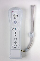 Une télécommande Wii équipée de l'accessoire « Wii Motion Plus » permettant des mouvements plus précis.