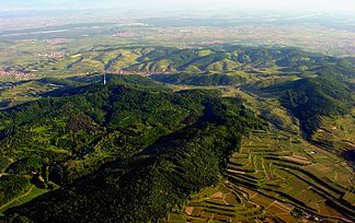 Kaiserstuhl koponyával és a Rajnával a háttérben (légi felvétel délkeletről)