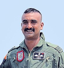 Wing Commander Abhinandan Varthaman en un avión MiG-21 Trainer, en la Estación de la Fuerza Aérea Pathankot, Punjab, el 02 de septiembre de 2019 (recortado) .jpg