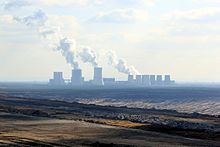 Blick vom Turm am Schweren Berg über den Tagebau Nochten auf das Kraftwerk Boxberg