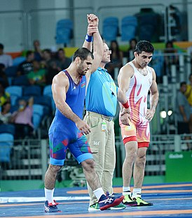 Бекзод Абдурахмонов (справа) после схватки с Джабраилом Гасановым на Олимпийских играх в Рио-де-Жанейро
