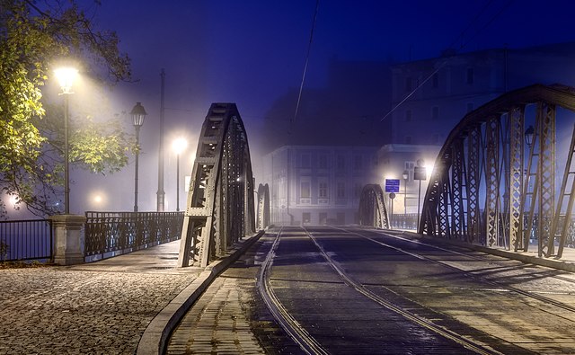 Млыньский мост (северный) через реку Одра, построенный в 1885 году, сфотографированный до восхода солнца. Вроцлав, Польша