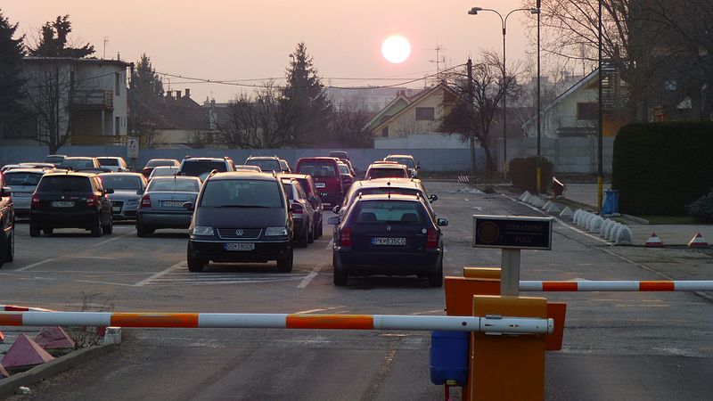 File:ZAPADAJÚCE SLNKO NAD PARKOVISKOM AQUAPARKU - panoramio.jpg