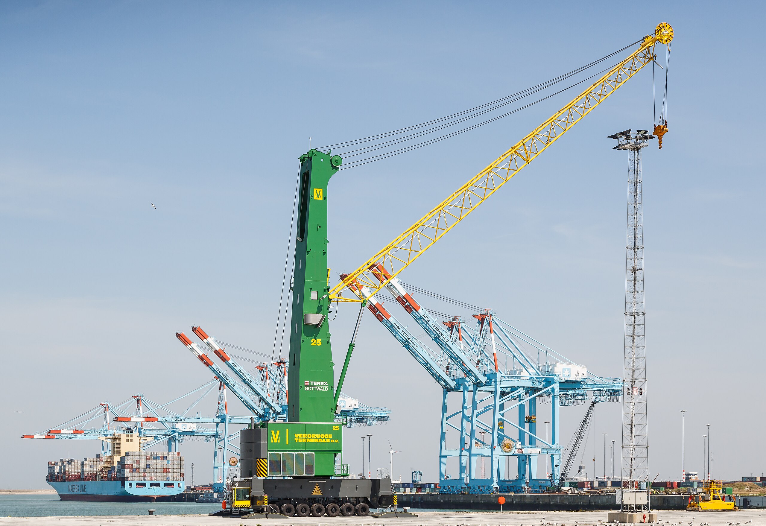 File Zeebrugge Belgium Portal crane APM Terminals 03.jpg