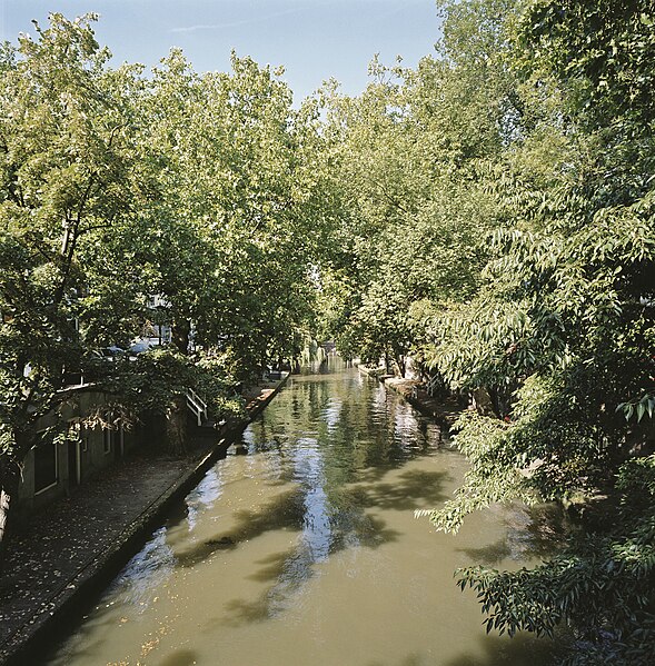 File:Zicht op de gracht met werf en werfkelders, gezien vanaf de Smeebrug - Utrecht - 20414429 - RCE.jpg