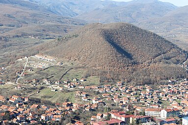 Панорама Звечана виђена са пута ка истоименој тврђави.