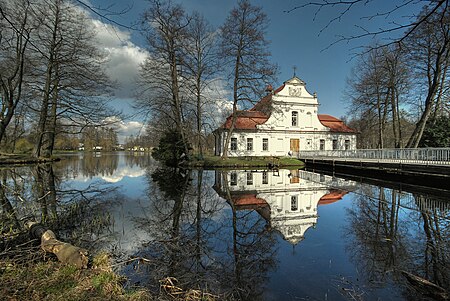 Zwierzyniec - kościół "na wyspie".jpg