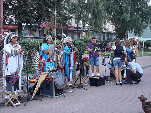 Перуанские индейцы выступают на улице Большая Покровская в Нижнем Новгороде.jpg
