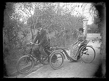 De Dion trike with a seat trailer (Un jeune homme et une femme sur un tricycle avec moteur De Dion Bouton) - Fonds Trutat - 51Fi224.jpg