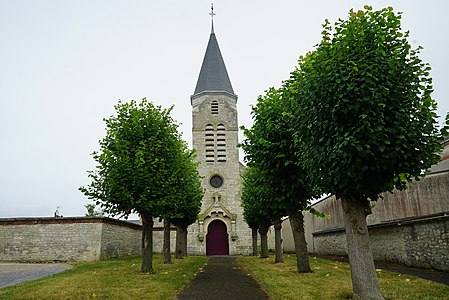 La chiesa e, sulla sinistra, il cimitero.