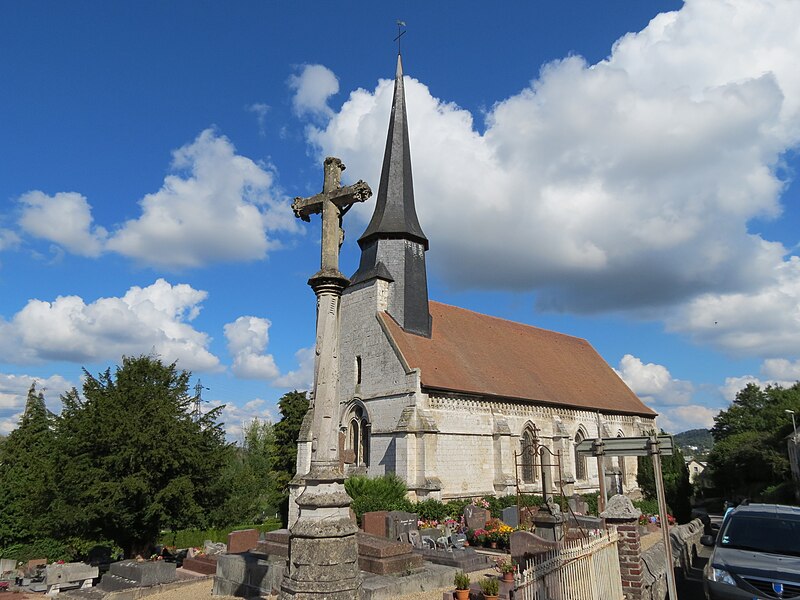 File:Église Saint-Jacques-le-Majeur - église + enclos.JPG