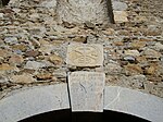 Deux pierres sculptés sont placés au-dessus du portail d'entrée : un chrisme, et un cœur avec des inscriptions en latin ou grec ? et la date de 1776