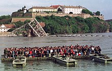 People crossing Danube after destruction of all three bridges in Novi Sad during NATO bombing Skela na Dunavu tokom NATO bombardovanja 1999 godine.jpeg