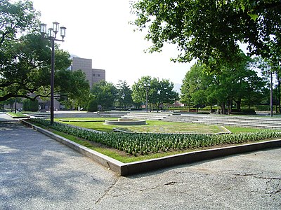 Hannover-Garten aus Richtung Süd-Westen, rechts unter den Bäumen steht die Sonnenuhr (Stand: 2007)