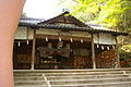 Photo couleur montrant le bâtiment du culte d'un sanctuaire shinto.