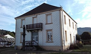 Presbytère reconstruit au même emplacement que celui détruit le 05-01-1659 par un incendie.