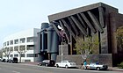 Binoculars Building is een kantoorgebouw. De grote verrekijker is zowel de entree als de toegang tot de parkeergarage.