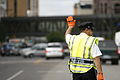 Seorang Pegawai Trafik Jabatan Polis Minneapolis mengarahkan lalu lintas di pusat bandar Minneapolis. Amerika Syarikat