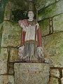 Chapelle Saint-Gildas : statue de saint Gildas, représenté avec un chien et un porc car il était invoqué pour les maux de dents et les morsures de chiens enragés.