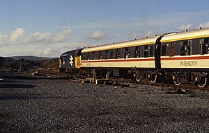 使用英國鐵路城際列車（英語：InterCity (British Rail)）塗裝的「英國鐵路1型客車」開放式一等座車，1988年11月拍攝。