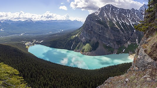 "1_lake_louise_pano_2019.jpg" by User:Chensiyuan