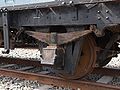 English: Wheel and Spring of Boxcar of Ohmi Railway. 日本語: 近江鉄道有蓋車の走り装置、1段リンク。ja:彦根市ja:近江鉄道ミュージアムにて。