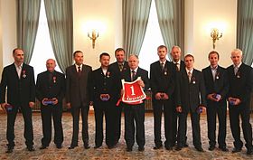 2007 07 30 Prezydent RP wraz ze zdobywcami tytułu Druynowych Mistrzów Świata w Pucharze Świata na użlu.jpg 