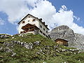 Rifugio Zsigmondy-Comici-Hütte 5 mit Kanzel (2.531 m) im Hintergrund