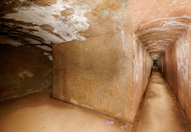 À droite, se trouve la galerie débouchant à l'Ouest du fort.