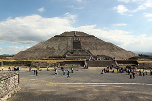 2013-12-23 Teotihuacan Sonnenpyramide anagoria.JPG