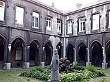 Laatgotische kloostergangen en pandhof met beeld van Notger