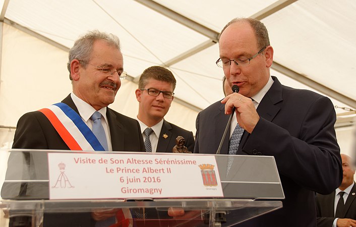 Remise d'un cadeau par le prince au maire de Giromagny.