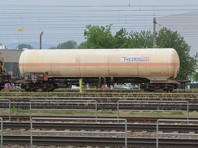 Tank wagon 33 80 7920 362-0 with hydrocarbon gas at Bahnhof Enns (2018)