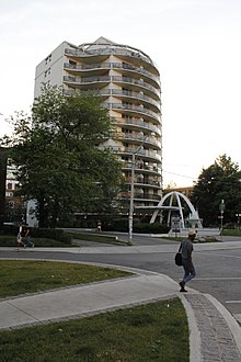 44 Walmer Road, a high-rise designed by Uno Prii and completed in 1969. 44 Walmer Road by Uno Prii (1969), Toronto.jpg