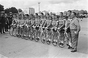 51ste Tour de France 1964, Flandriaploeg met Huub Zilverberg (geheel rechts), Bestanddeelnr 916-5788.jpg