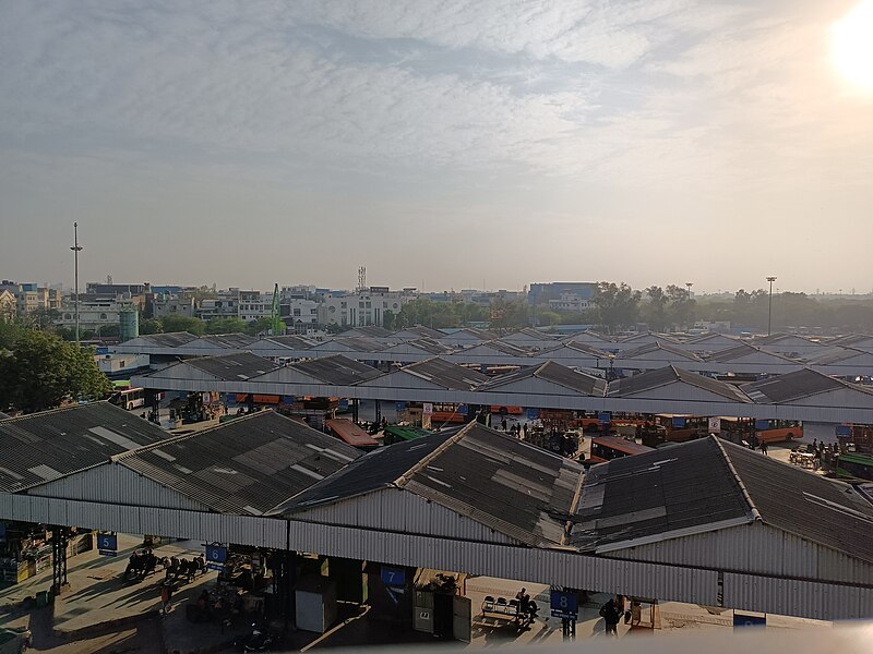 File:A bird's-eye view of Anand Vihar ISBT from the Anand Vihar metro station.jpg