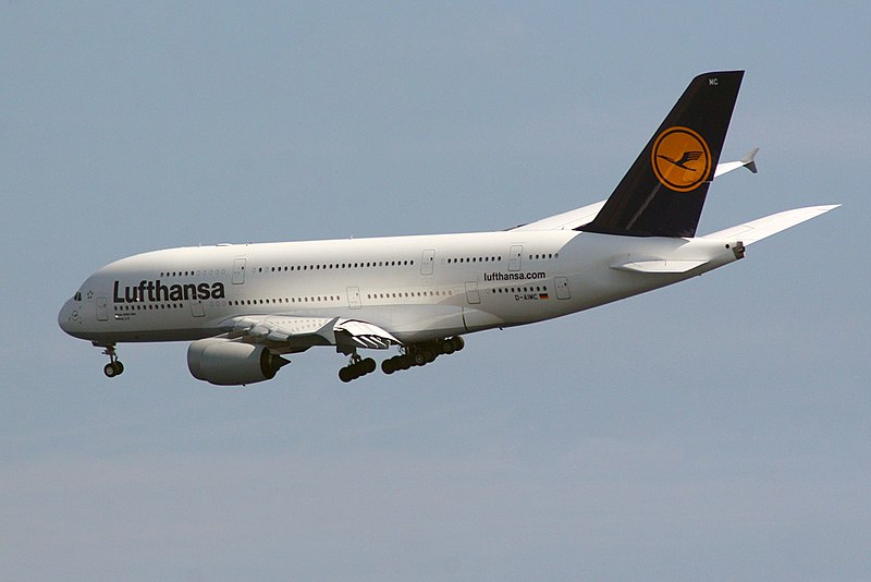 File:Airbus A380-841 Lufthansa D-AIMC low pass over Barcelona Coast (5048438562).jpg