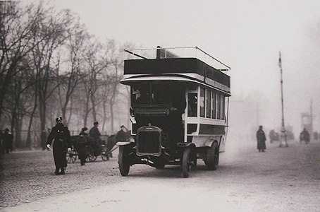 ავტობუსი ალექსანდრეს ბაღთან. 1907 წ.