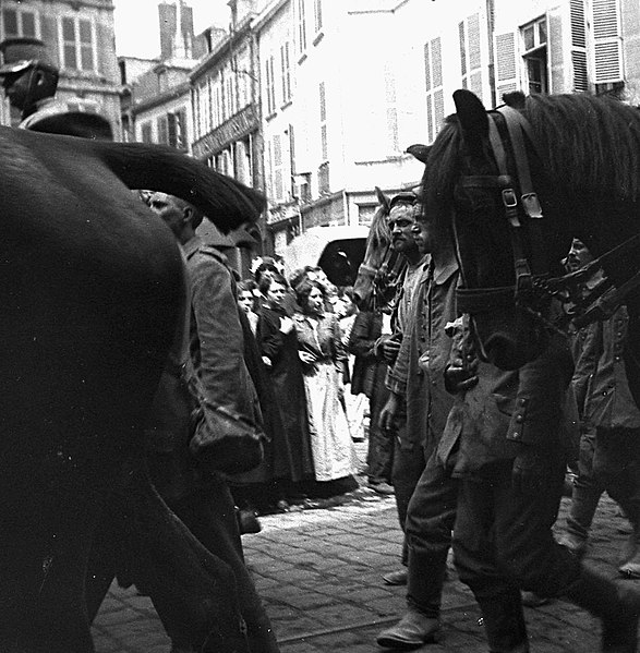 File:Amiens. 8.6.1915. Prisonniers allemands - Fonds Berthelé - 49Fi23 (cropped).jpg